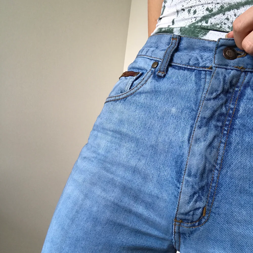 Sköna himmelsblå jeanse som sitter så snyggt! Highwaisted. Priset kan diskuteras. Jeans & Byxor.