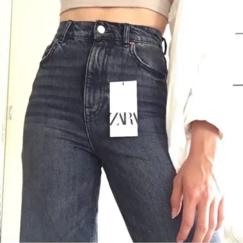 Säljer dessa populära zara jeans i storlek 38💖 Bilderna är lånade men kan självklart skicka egna om de önskas. Jag är 177 cm men eftersom kanten är ”raw” kan man klippa jeansen så att de passar ens egna längd💖💖 BUDA I KOMMENTARERNA!!❤️❤️. Jeans & Byxor.