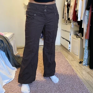 Bruna byxor  - Supersöta byxor, frakt 66kr (har ett litet hål vid sidan av höften) 