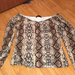 Orm mönstrad tröja  från SHEIN för 200 kr men säljer för 70 den är använd ungefär 5 gånger jag säljer denna för att den passar inte mig längre och storleken är s pris kan också diskuteras 