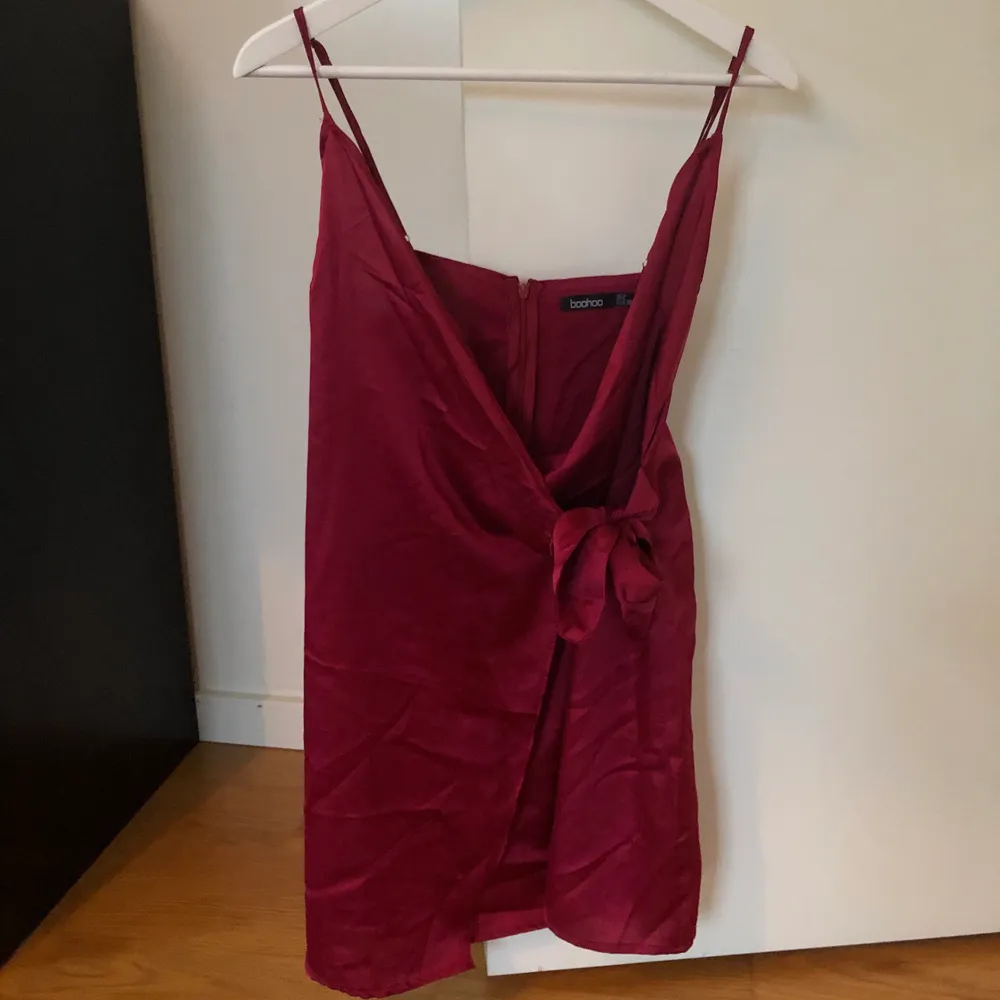 Röd klänning i satin från boohoo, endast använd 1 gång så i bra skick. Storlek 10 vilket motsvarar en 38.. Klänningar.