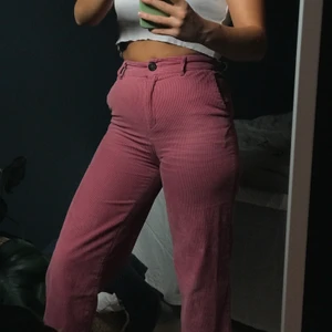 Rosa manschesterbyxor - Säljer tyvärr mina superfina manschesterbyxor från Monki eftersom de har blivit för små🥺 De är i storlek 32 men passar mig som ofta har XS- S i byxor😊 Säljs för 180 eller bud🥰