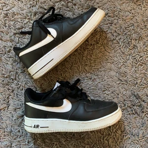 Nike air force 1  - Svarta Nike air forces 1 med vit sula och märke. Storlek 39 🤪👟