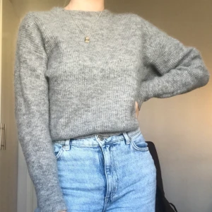 Stickad tröja  - Mysig och skitsnygg med skjorta under! Köpt för 600kr från BikBok. Perfekt nu till hösten💖