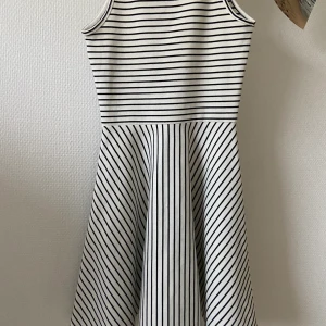 randig klänning! - Extremt fin, men tyvärr för liten! Bra kvalitet och tjockt material!