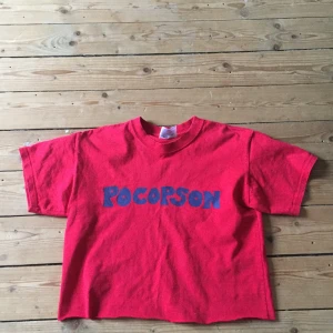 Röd t-short ☠️ - Den här köpte jag på en secondhand för jätte länge sedan men har bara använt en gång! Den är i fint skick! 