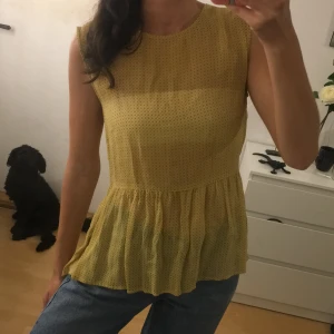 Gult linne - Senapsgult linne / topp i fint skick 🍯