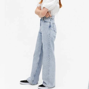 Monki jeans - Jeans från Monki i modellen Yoko. Den ljusaste färgen. Storlek 28. Slutsålda upp till storlek 32 tror jag. 
