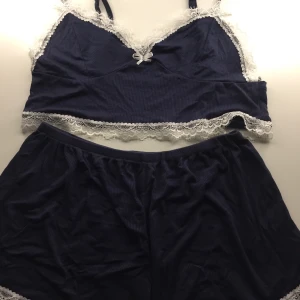 Pyjamas set - •Super gulligt pyjamas set från shein i färgen marinblå💞 fraken ingår