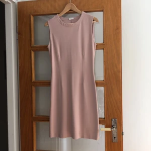 Klänning - Ärmlös klänning från Filippa K i jättefint skick. Puderrosa