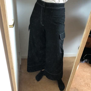 Vida cargo-style byxor - Köpta på monki förra sommaren. Väldigt sparsamt använda! 2 stora fickor på låren och 1 fake-ficka där bak. Väldigt bekväma, väldigt högmidjade. Långa och vida men tighta över magen/höfterna. Köparen står för frakt! (ursäkta smutsiga spegeln haha) 