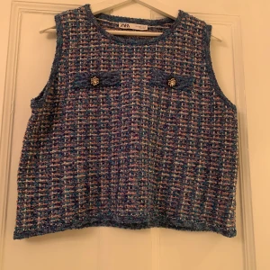 Väst från Zara. - Denna candy från Zara i strl L. Passar dock en M-L. Supersnygg och i nyskick. Har inga bilder med den på och priser går ej att diskutera 🌸💖 inkl frakt!