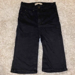  - Jeans-cykelbyxor från ginatricot!! Aldrig använda endast provade