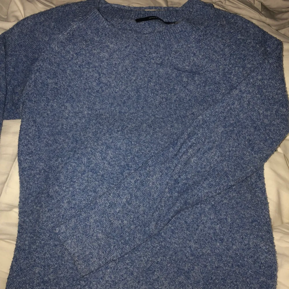 En blå tröja från veromoda. Säljer då jag tröttnat på den och har flera liknande. Stickat.