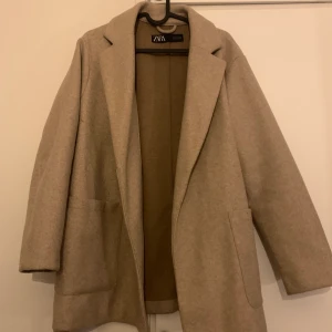 Kappa - Jättefin ljusbeige kappa från Zara, använd ett fåtal gånger. 200kr + 63kr frakt💖