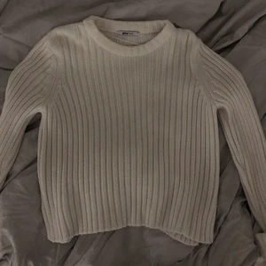 Vit stickad  - En vit stickad tröja från Ginatricot. Den har en slits på sidan som gör den lite speciell, superfin. 