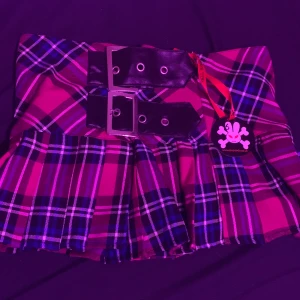 kjol - superfin rosa lila kjol! strl S💖 älskar denna kjol men säljer eftersom att den är för liten, aldrig använd:) buda eller köp direkt! kan möta upp i göteborg men annars fraktar jag.