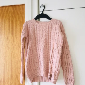 Sweatshirt  - Sweatshirt med detaljer på, varm och skön. Passar bra nu inför hösten/vintern⚡️