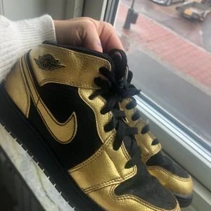 JORDANS 1 - Jordans guld/svart  
