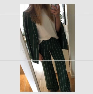 Kostymbyxa + kavaj - Grön/vit randig kavaj med tillhörande vida byxor säljes. Storlek: 34 på både kostymen och byxorna. Märke: HM. Helt slutsålda. Skick: Fint, nästintill oanvända då jag endast använt de ett par gånger. Pris: 300kr (vid snabb affär kan jag priset diskuteras). Jag betalar halva fraktavgiften. Betalning via Swish!