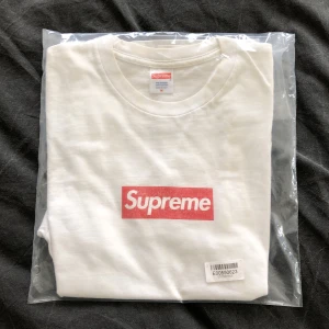 Supreme bogo 20th anniversary  - Fet supreme bogo från ss14 (20th anniversary box logo). Stl M. Skick 6/10? Kom med bud! Fler bilder kan skickas om så önskas🔥