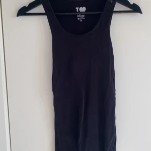 Linne - Ett svart linne i storlek M.