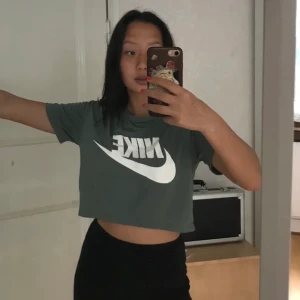 tröja - croptop från nike🦆 så fin grön färg, aldrig använd 
