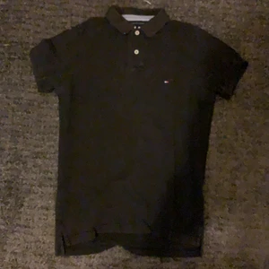 Tommy Hilfiger Pike storlek S - Size: S, slim fit. Condition: 8/10. Inget kvitto. Köpt inne i en tommy hilfiger butik i Brunnsparken GBG alltså äkta. 