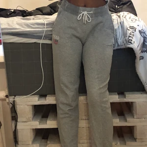 Gant mjukisbyxor - Säljer mina gant mjukisbyxor då de blivit försmå. Herrbyxor i storlek 158-164cm 13-14 Years. (Kompis på bilden är 163cm och brukar ha S) Sitter perfekt på henne. 💓 Kan mötas i Uppsala annars tillkommer frakt. 