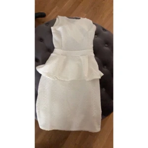 Klänning från Nelly  - Endast använd 1 gång på dop så den är i nyskick, nypris 300kr