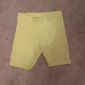 cykelbyxor - Ascoola limegröna cykelbyxor jag använt 2 gånger så jättefint skick! Frakt-22kr 💚💚