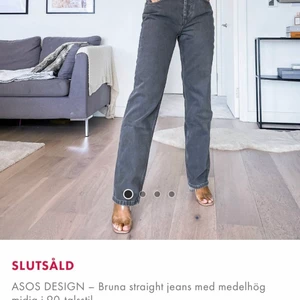 Gråa jeans  - Gråa/bruna slutsålda och helt oanvända jeans från Asos i storlek 28/32. Passar bra i längden på mig som är 170 cm. Byxorna har ett litet hål och repa men kan lätt sys ihop! Säljer pga att de inte satt snyggt på mig samt hålet