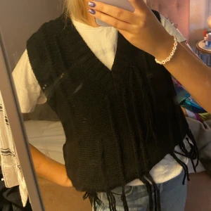Väst från zara - Säljer denna sjukt snygga västen köpt på zara som inte finns kvar på hemsidan, vid fler intresserade sker de bud!!! obs smutset är på spegeln och inte själva västen!