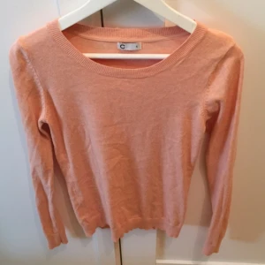  - Jättefin aprikosfärgad tröja i jättefint skick.