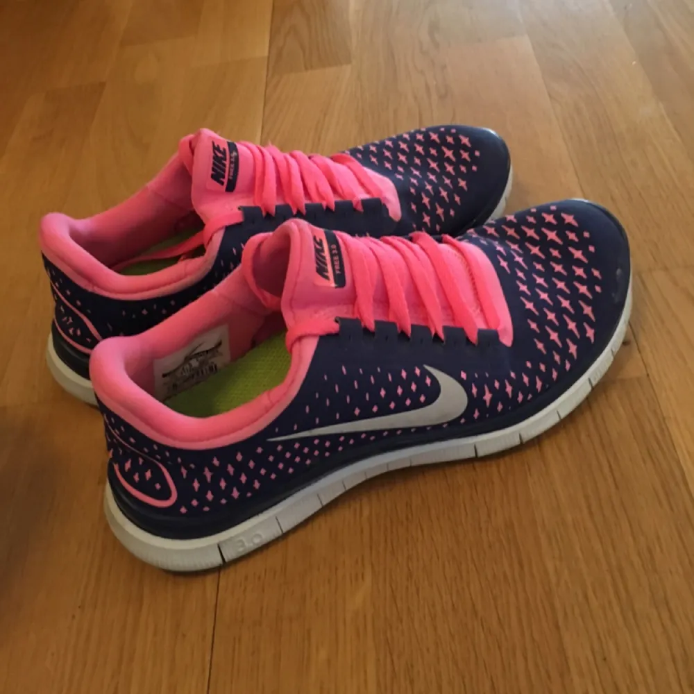 SJUKT snygga träningsskor från Nike i rosa/lila. Säljer dem för att de helt enkelt är för små 😕. Skor.