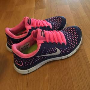 SJUKT snygga träningsskor från Nike i rosa/lila. Säljer dem för att de helt enkelt är för små 😕