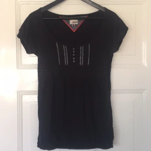  - Söt t-shirt/topp från Tommy Hilfiger. Fint skick men använd. Marinblå färg. 