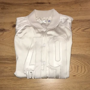  - En cool adidas tröja inköpt på stadium
Använd ett fåtal gånger