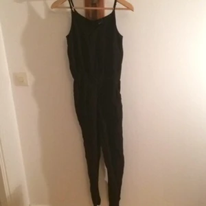  - Byxdress från Gina Tricot! Svårfotad men sitter otroligt bra på! Kan frakta eller mötas upp i Stockholm 💕