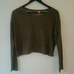  - Grönaktig, lätt transparent tröja från H&M.  Använd ett fåtal gånger.