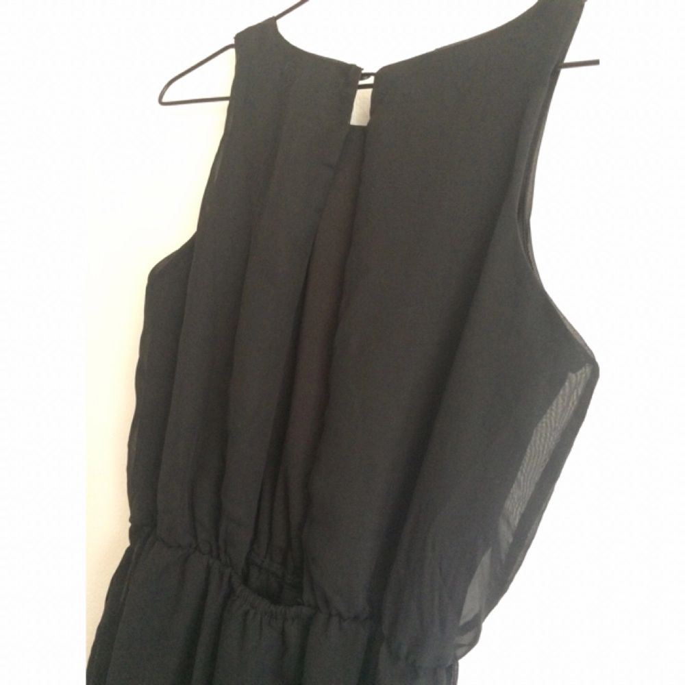 Fin klänning från Gina tricot som är längre baktill & en snygg öppning i ryggen (bild 2) använd en gång!(bild 3) fint skick! Frakt 42kr✨. Klänningar.