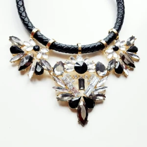  - Halsband. Aldrig använt, dock väldigt fint!

Hör av er om ni är intresserade
