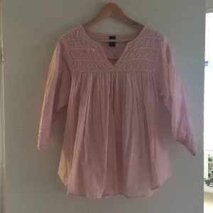  - Jätte fin rosa blus, storlek s. Superfint skick!  Köparen står för frakt eller upphämtning i Upplands-bro :) 
