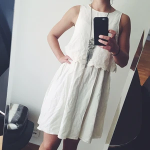  - Gräddvit sommarklänning från HM, aldrig använd och med lappen kvar! Simpel studentklänning som passar både 36-38! 

💥Alla priser är INKLUSIVE PORTO. 💥



