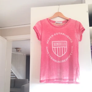  - Röd Bondelid tisha. Väldigt skönt och luftigt material 🍂

Frakt tillkommer, möts även upp i sollentuna och täby!