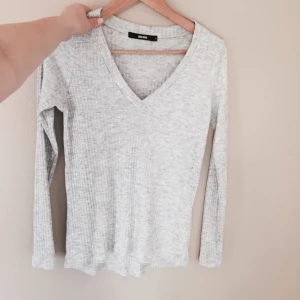  - Tröja från Bik bok, köpt i höstas men knappt använd. Sjukt fin med en spetstopp under eftersom att kanten sticker ut då 🌸 

Frakt tillkommer, möts även upp i sollentuna och täby 🍃