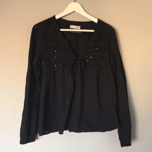  - Svart Odd Molly blus
Använd cirka 3 gånger 

Köparen betalar frakten
