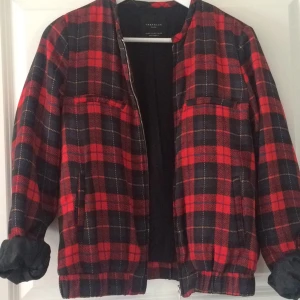  - En tunnare bombar jacka från zara. Använda ca 2 gånger. Mer S i storlek än M. Superfint material som känns lite som silke. 