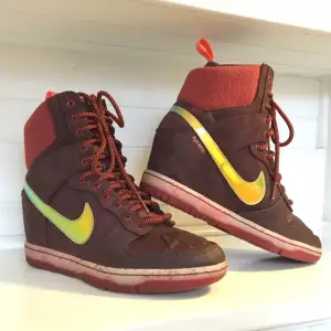 NIKE DUNK SKY HI 
Vattentäta (coolt) 
Köpte i våras i staterna $120 
Mycket väl skick 

Möts upp i Sthlm eller skickar till din dörr, men då står du för frakten 

