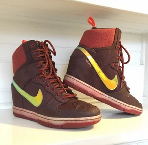  - NIKE DUNK SKY HI 
Vattentäta (coolt) 
Köpte i våras i staterna $120 
Mycket väl skick 

Möts upp i Sthlm eller skickar till din dörr, men då står du för frakten 

